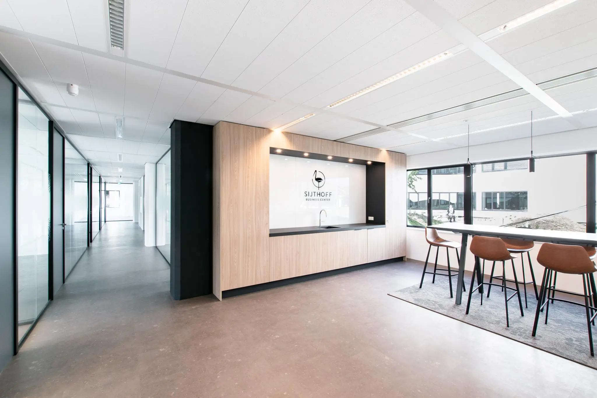 Modern ingerichte kantoorruimte van het Sijthoff Business Center aan de Grote Marktstraat met een vergadertafel en koffiehoek.